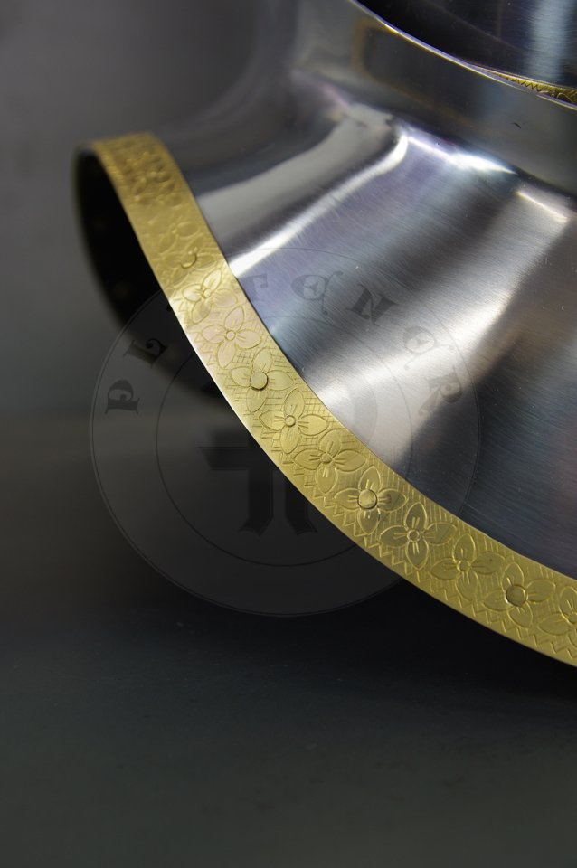 The great bascinet in English style for Agincourt battle period. Demi-greaves connected with greaves on rotary pin. Made of high quality mild steel of 2 mm and 1,5 mm thickness. Heat hardened and tempered up to 34 HRC. Brass bands decoration motive based on example visible on Henry V tournament helm. Brow plate and vervelles cover is interpretation based on few effigies from this period. Weight 6 kg./ Wielki bascinet w stylu angielskim na okres bitwy pod Agincourt. Wykonany z wysokiej jakoci stali niskowglowej o gruboci 2 mm i 1,5 mm. Hartowany i odpuszczany do 34 HRC. Mosine listwy dekoracyjne z motywem wzorowanym na hemie turniejowym Henryka V. Pozostae dekoracje s interpretacj wzorowan na kilku nagrobkach z epoki. Waga 6 kg.